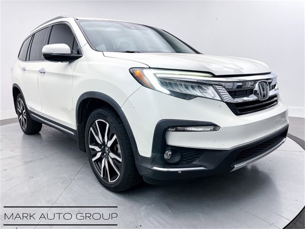2019 Honda Pilot Touring AWD with Rear Captain's Chairs