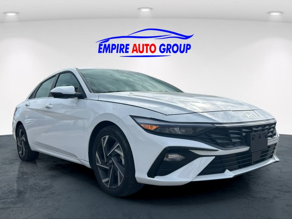 2025 Hyundai Elantra Luxury FWD