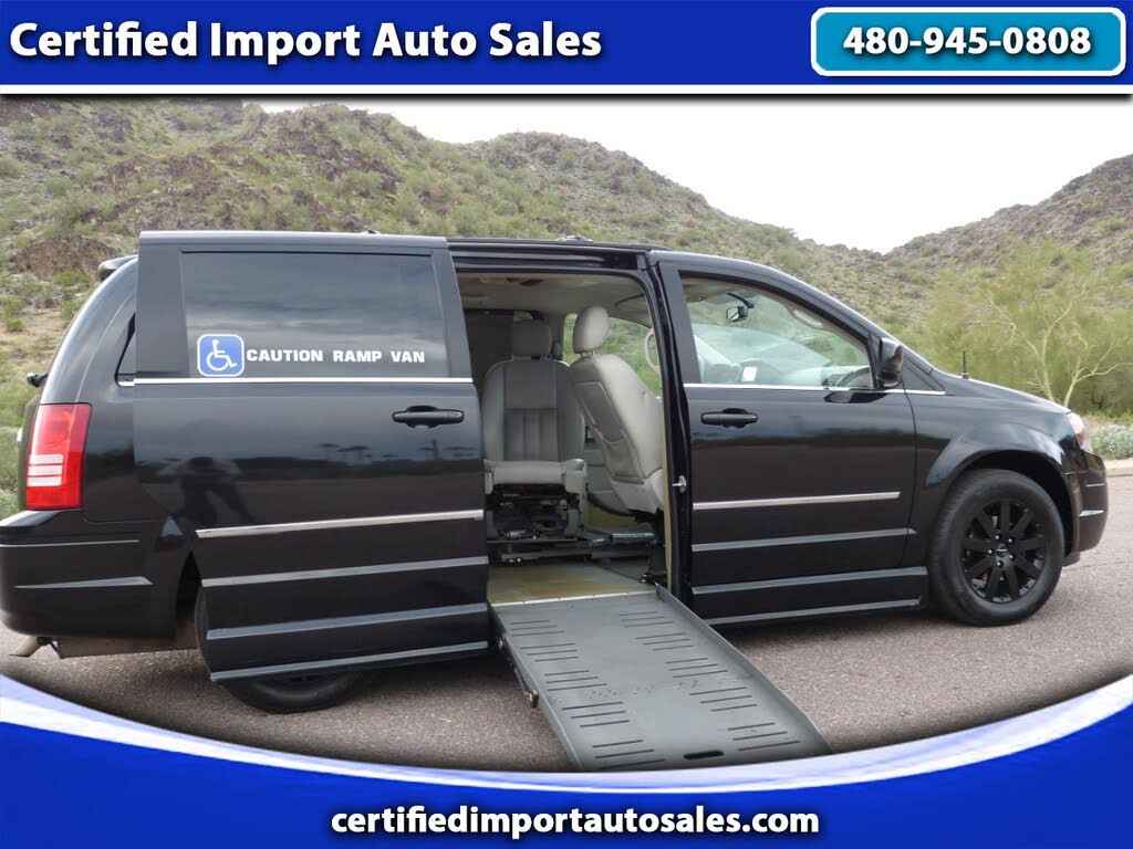 2009 Chrysler Town & Country Touring FWD