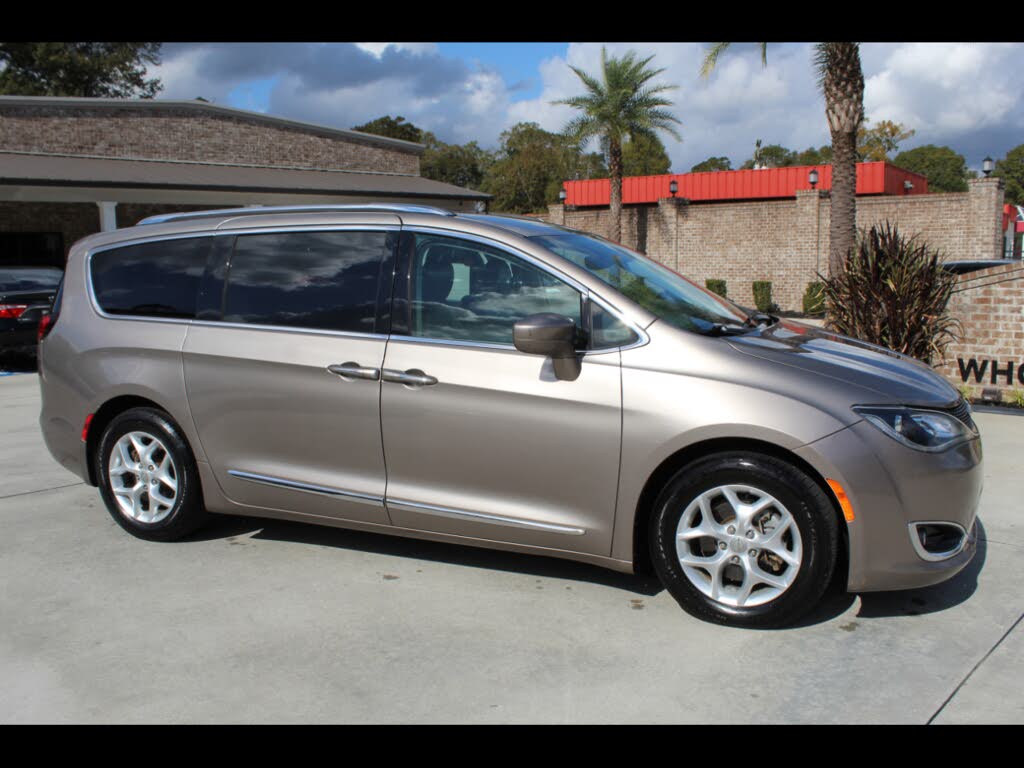 2017 Chrysler Pacifica Touring L Plus FWD