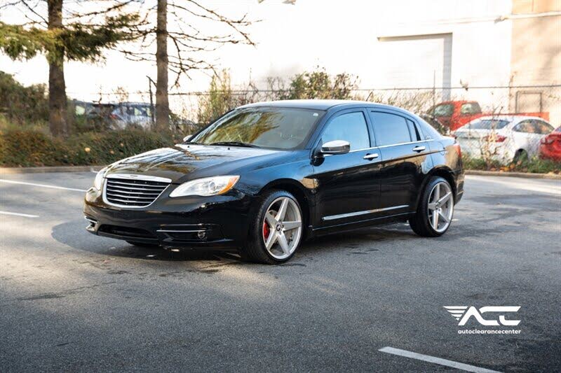 Chrysler 200 Limited Sedan FWD 2013