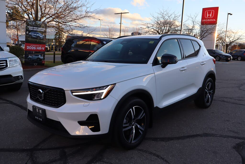 2024 Volvo XC40 B5 Core Dark Theme AWD