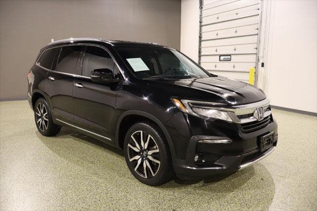 2019 Honda Pilot Touring FWD with Rear Captain's Chairs