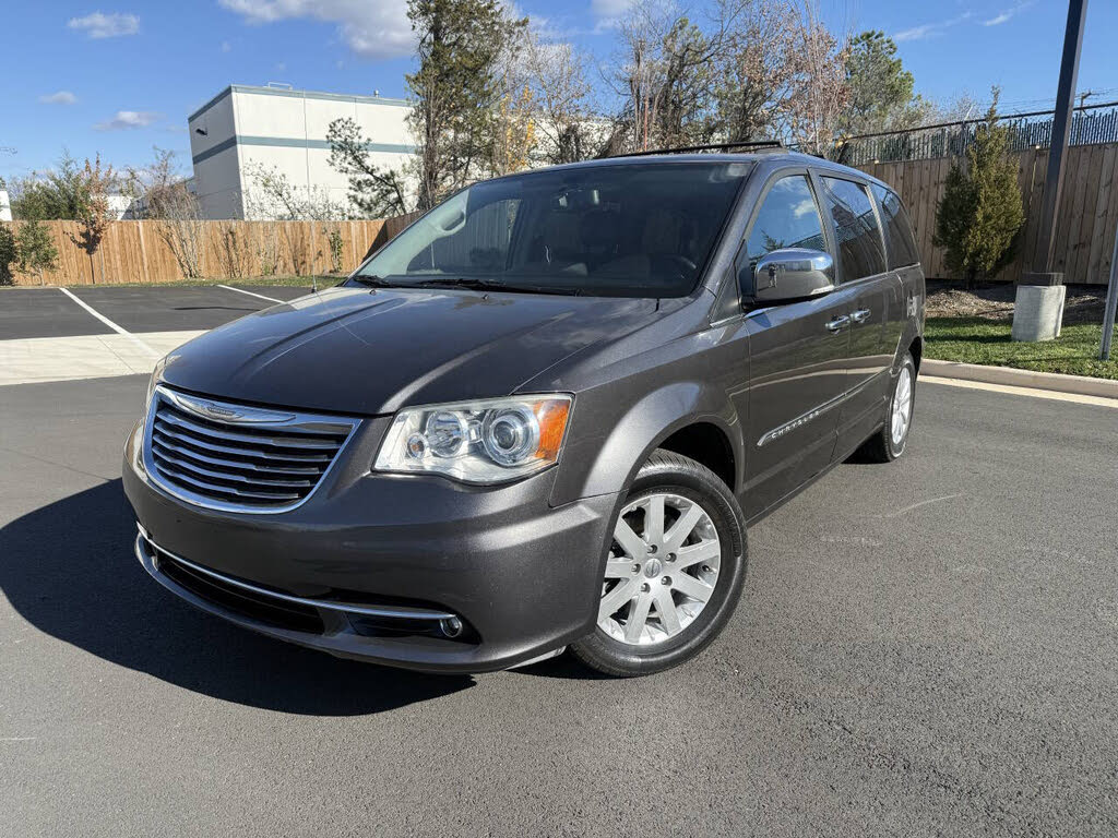 2016 Chrysler Town & Country Limited Platinum FWD