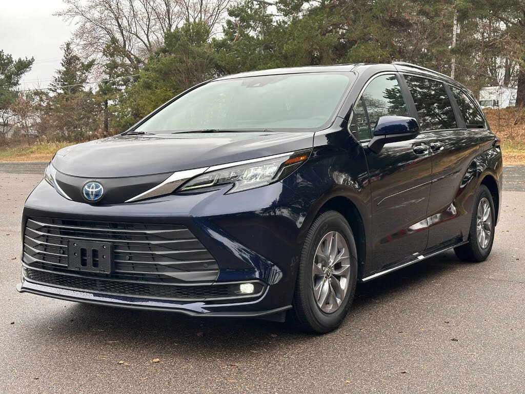 2025 Toyota Sienna XLE 7-Passenger AWD