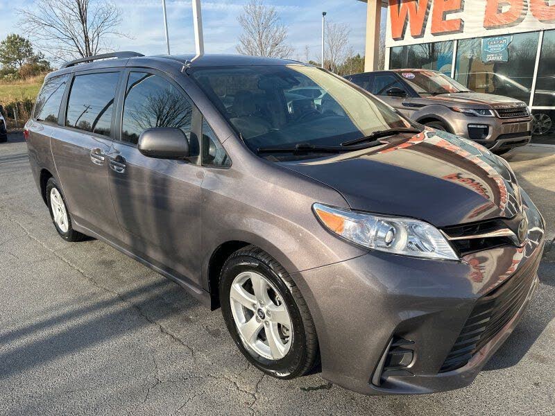 2020 Toyota Sienna LE 7-Passenger FWD with Auto-Access Seat
