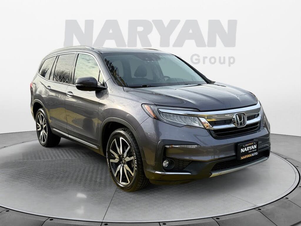2022 Honda Pilot Touring AWD with Rear Captain's Chairs