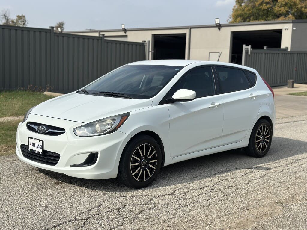 2012 Hyundai Accent GS 4-Door Hatchback FWD