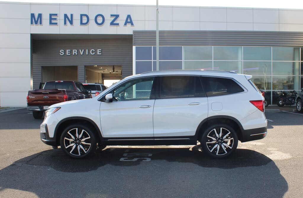 2021 Honda Pilot Touring FWD with Rear Captains Chairs