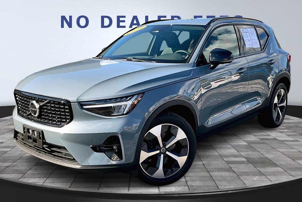 2023 Volvo XC40 B5 Plus Dark Theme AWD