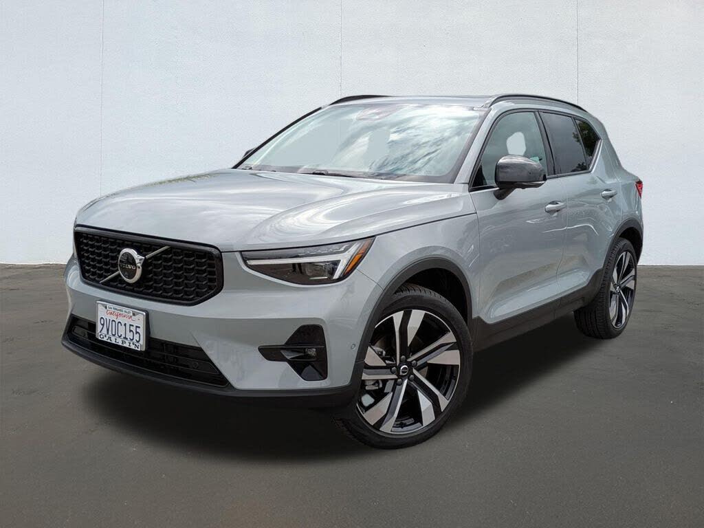 2025 Volvo XC40 B5 Ultra Dark Theme AWD