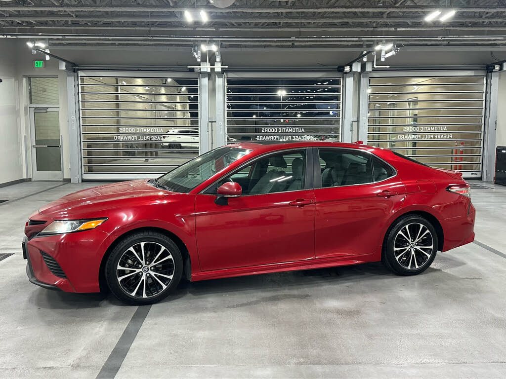 2019 Toyota Camry SE FWD