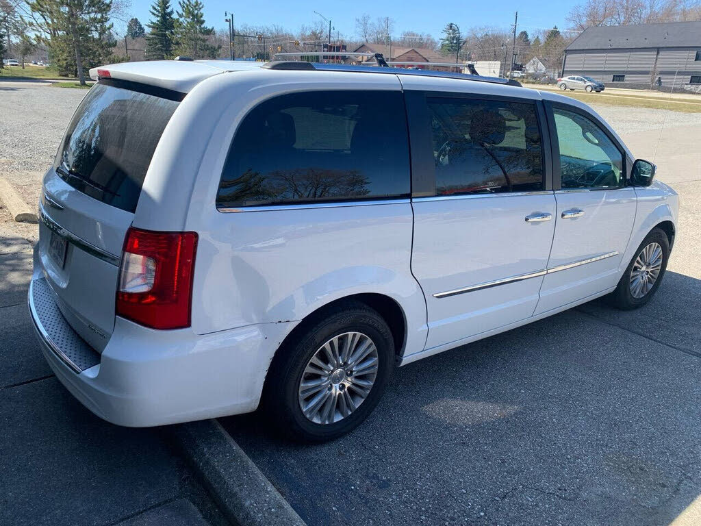 2016 Chrysler Town & Country Limited FWD
