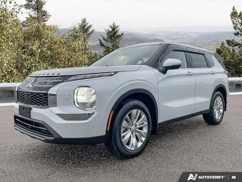 2025 Mitsubishi Outlander ES FWD