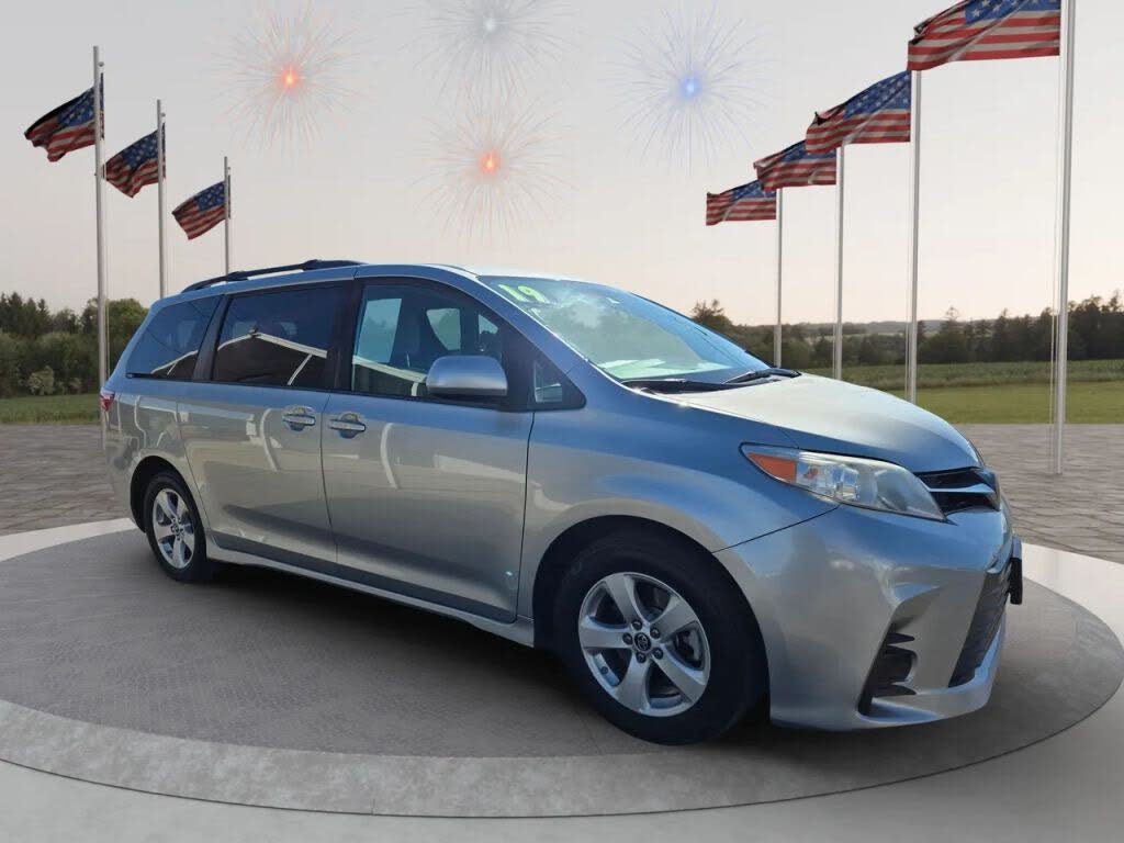 2019 Toyota Sienna LE 7-Passenger FWD with Auto-Access Seat