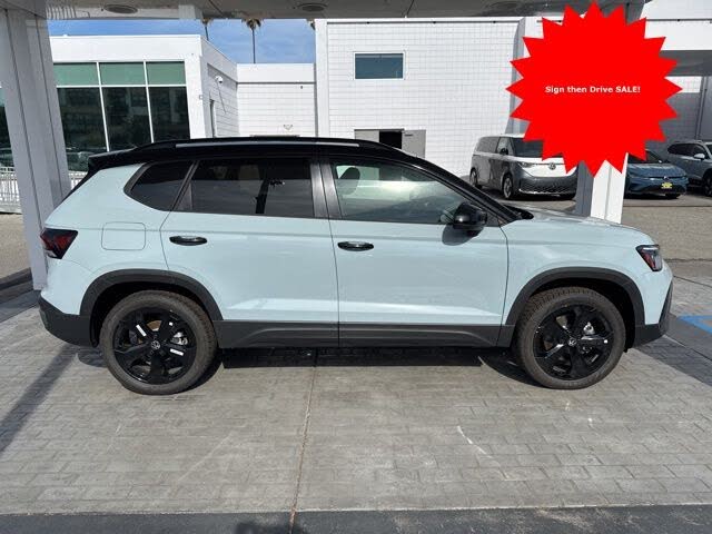 2025 Volkswagen Taos SE Black 4Motion