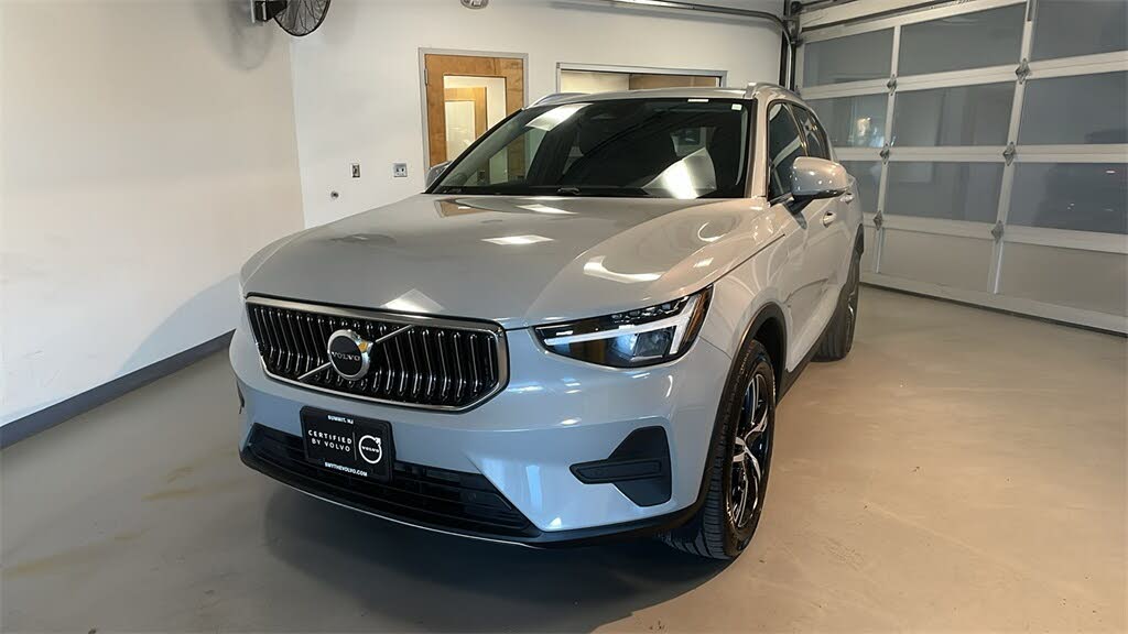 2025 Volvo XC40 B5 Core Bright Theme AWD