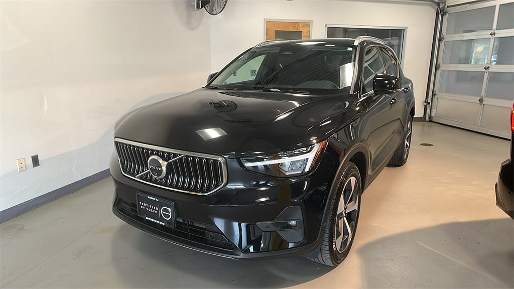 2025 Volvo XC40 B5 Plus Bright Theme AWD