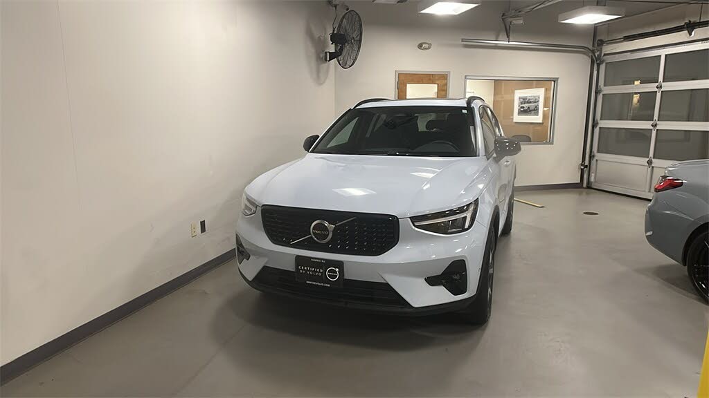 2025 Volvo XC40 B5 Plus Dark Theme AWD