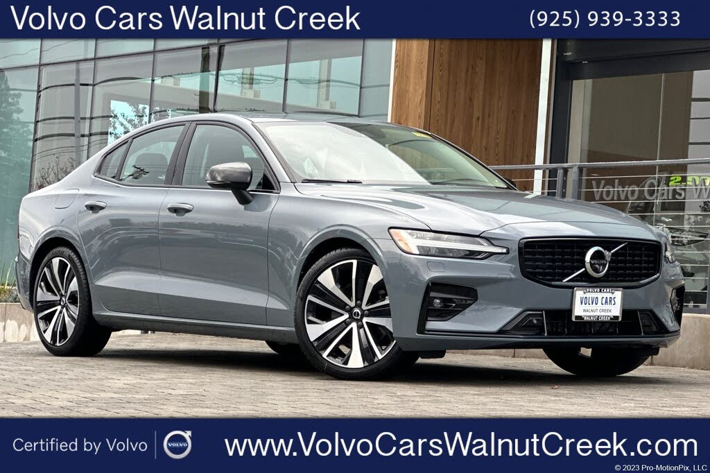 2022 Volvo S60 B5 Momentum AWD