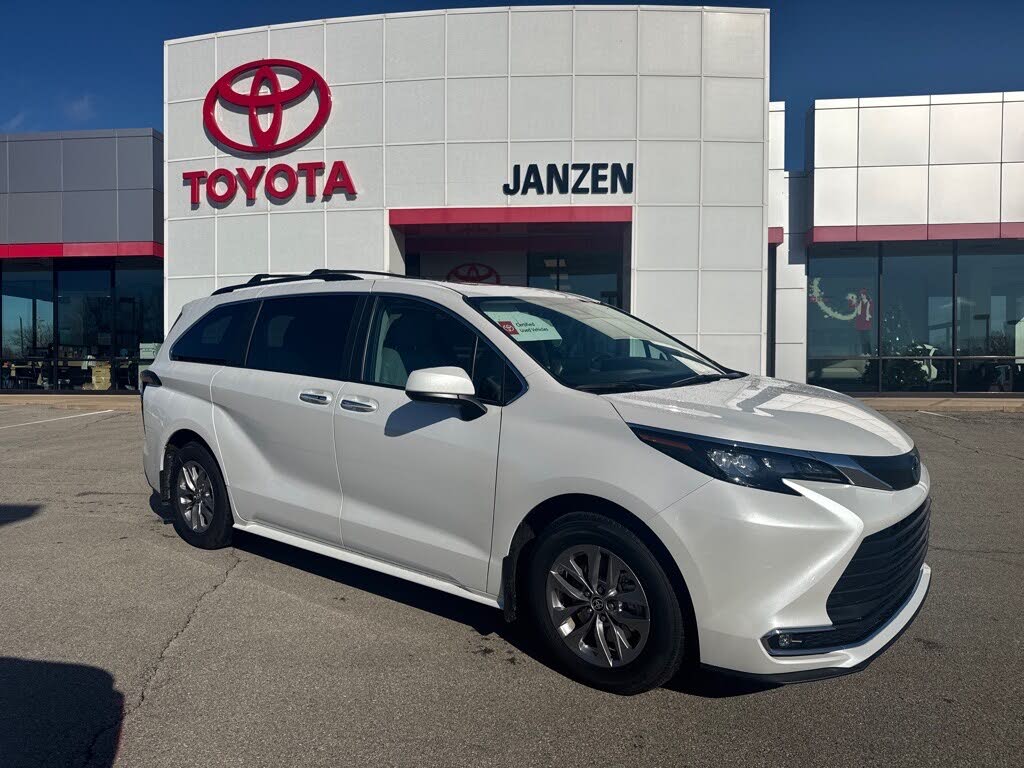 2024 Toyota Sienna XLE 8-Passenger FWD