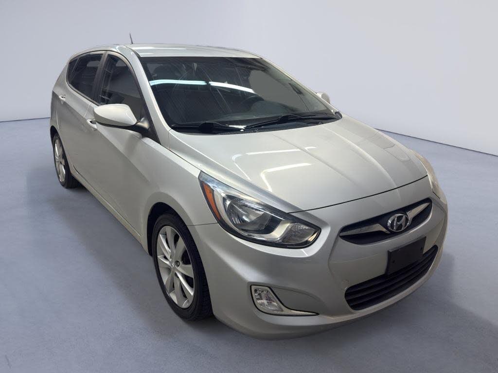 2012 Hyundai Accent SE 4-Door Hatchback FWD