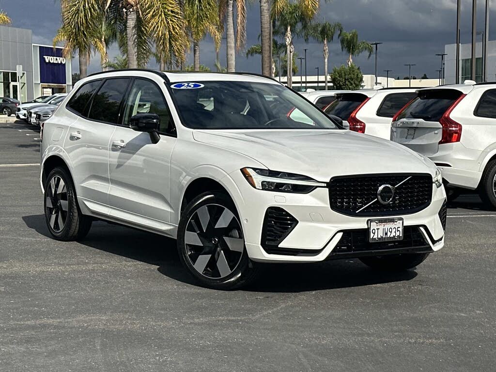 2025 Volvo XC60 Recharge T8 Plus Dark Theme eAWD