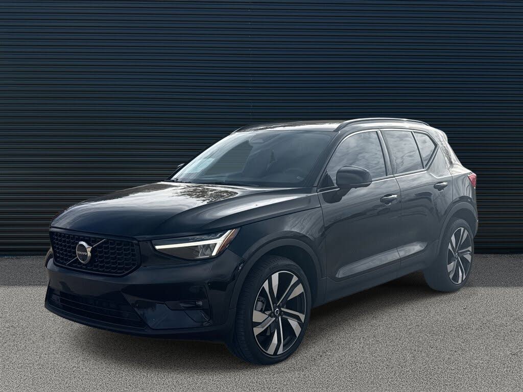 2024 Volvo XC40 B5 Plus Dark Theme AWD