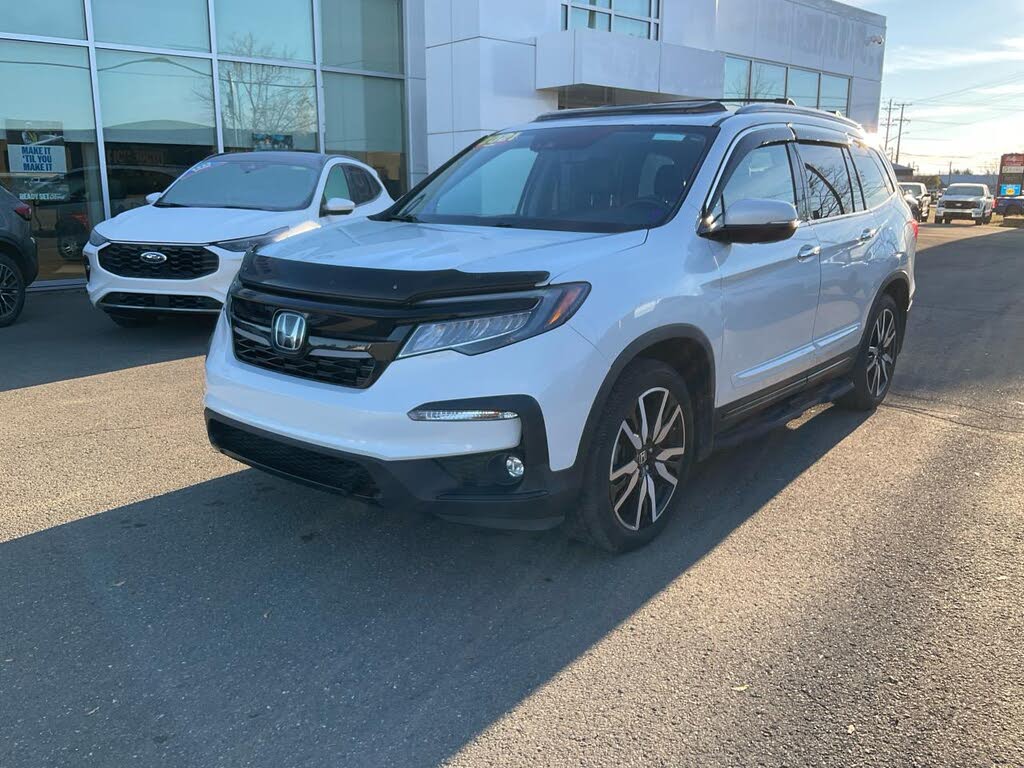 Honda Pilot Touring AWD with Rear Captains Chairs 2021