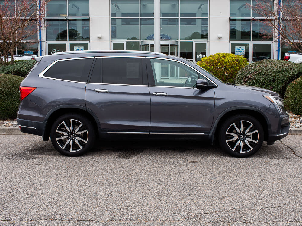 2020 Honda Pilot Touring AWD with Rear Captain's Chairs