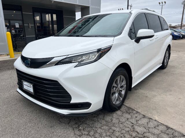 2022 Toyota Sienna LE 8-Passenger FWD