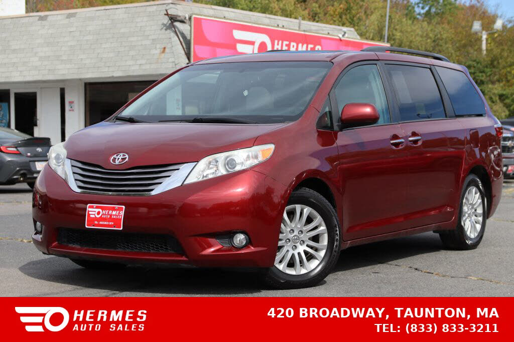 2017 Toyota Sienna XLE 7-Passenger Auto Access Seat FWD
