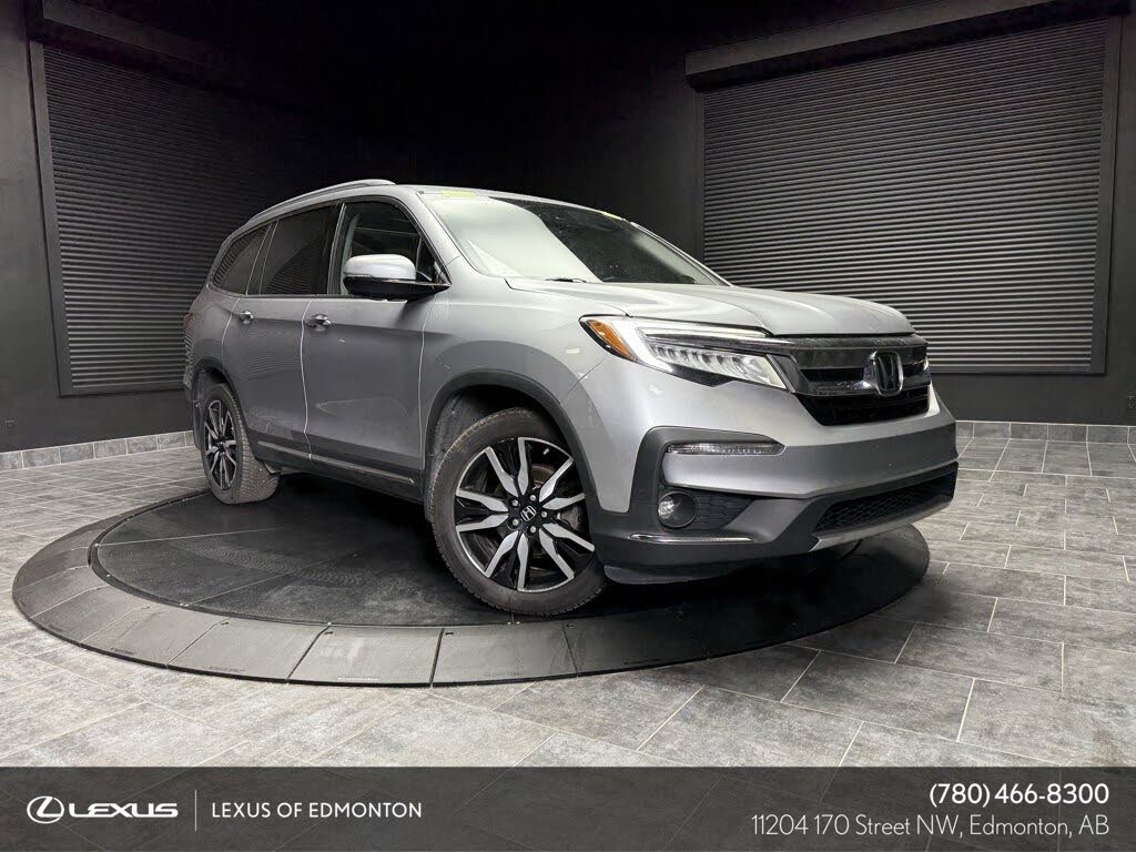 2019 Honda Pilot Touring AWD with Rear Captain's Chairs