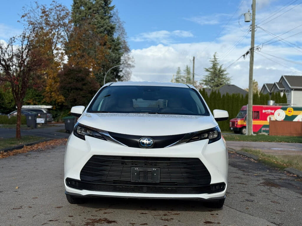 2025 Toyota Sienna XLE 8-Passenger FWD