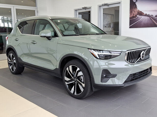 2025 Volvo XC40 B5 Ultra Bright Theme AWD