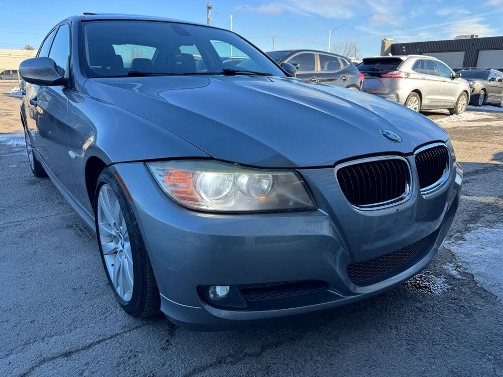 BMW 3 Series 323i Sedan RWD 2011