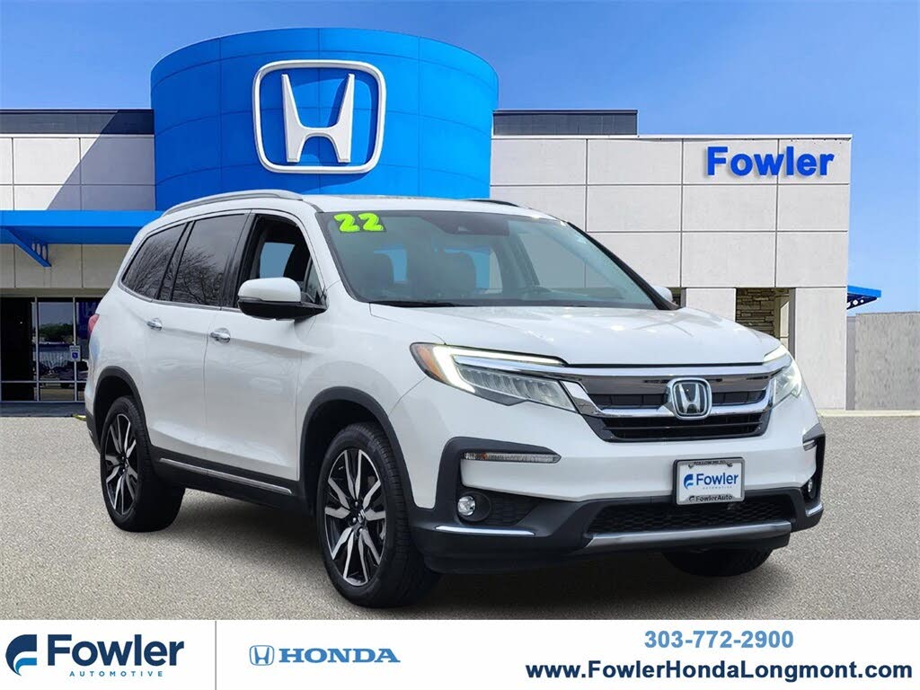 2022 Honda Pilot Touring AWD with Rear Captain's Chairs