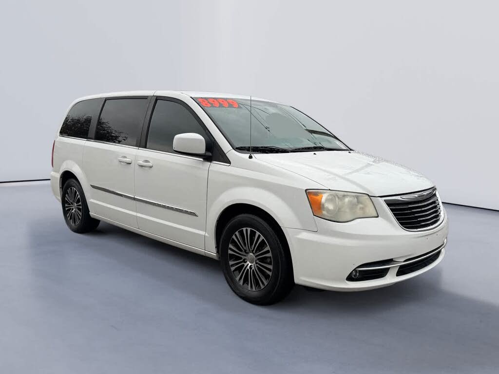 2013 Chrysler Town & Country S FWD