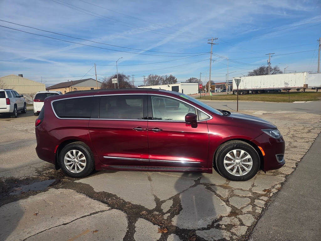 2017 Chrysler Pacifica Touring Plus FWD