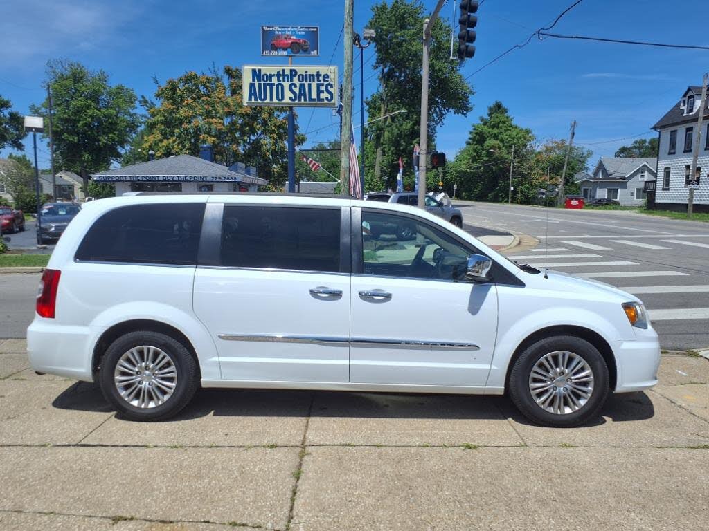 2016 Chrysler Town & Country Touring-L FWD