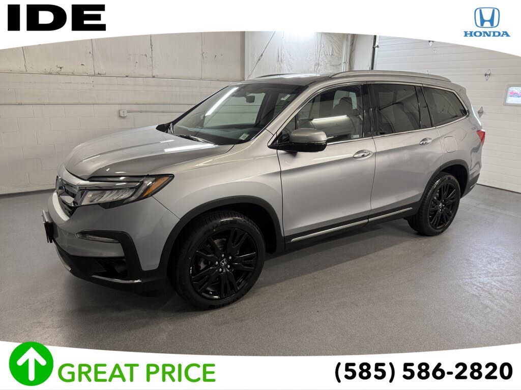 2022 Honda Pilot Touring AWD with Rear Captain's Chairs