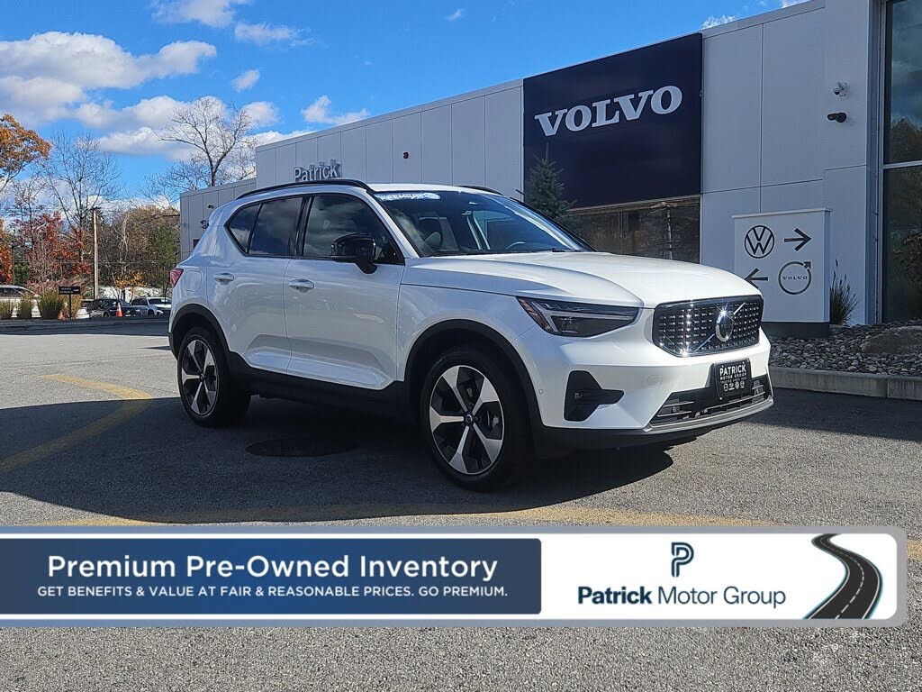 2025 Volvo XC40 B5 Plus Dark Theme AWD