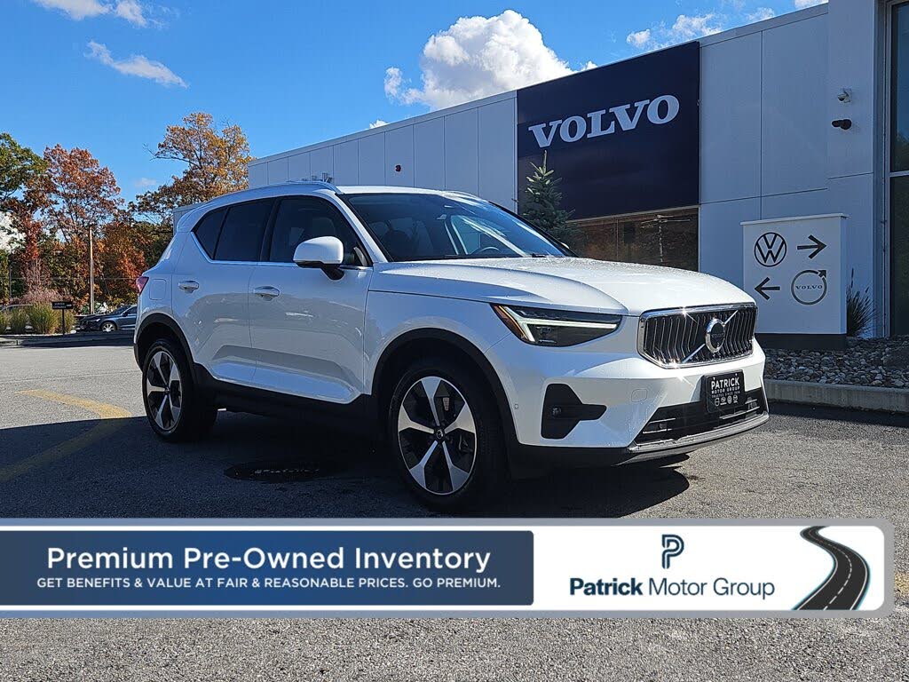 2025 Volvo XC40 B5 Plus Bright Theme AWD