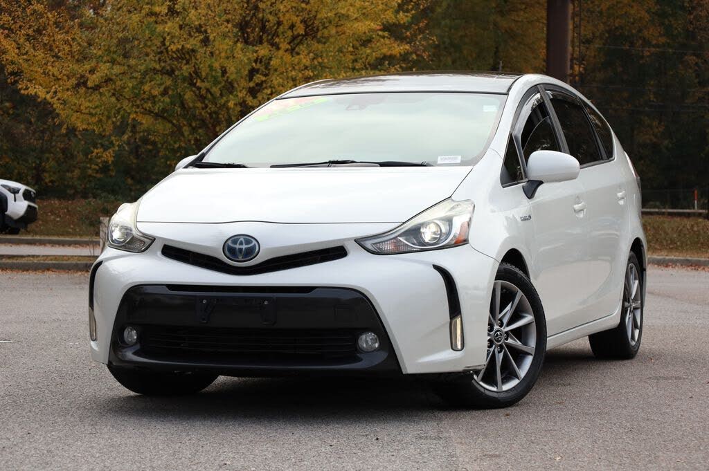 2017 Toyota Prius v Five FWD