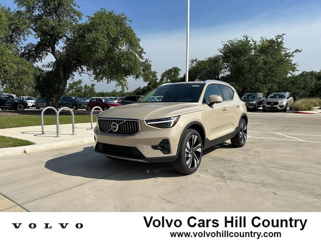 2025 Volvo XC40 B5 Ultra Bright Theme AWD