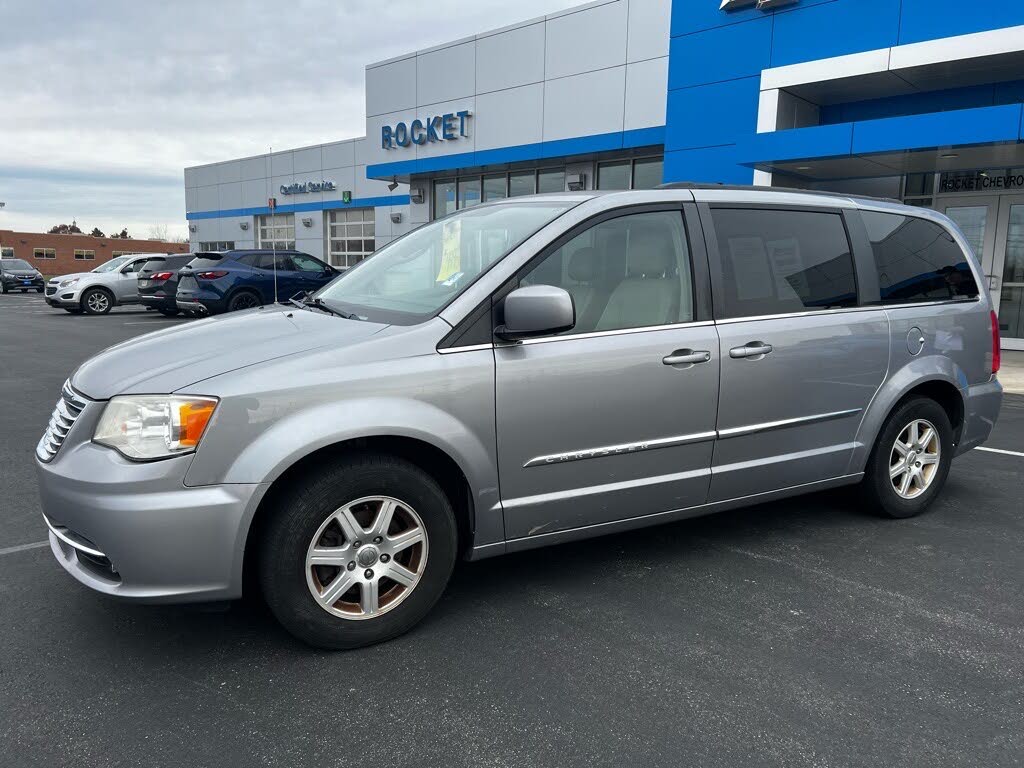 2013 Chrysler Town & Country Touring FWD