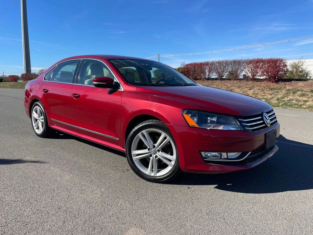 2015 Volkswagen Passat 1.8T SE FWD with Sunroof and Navigation