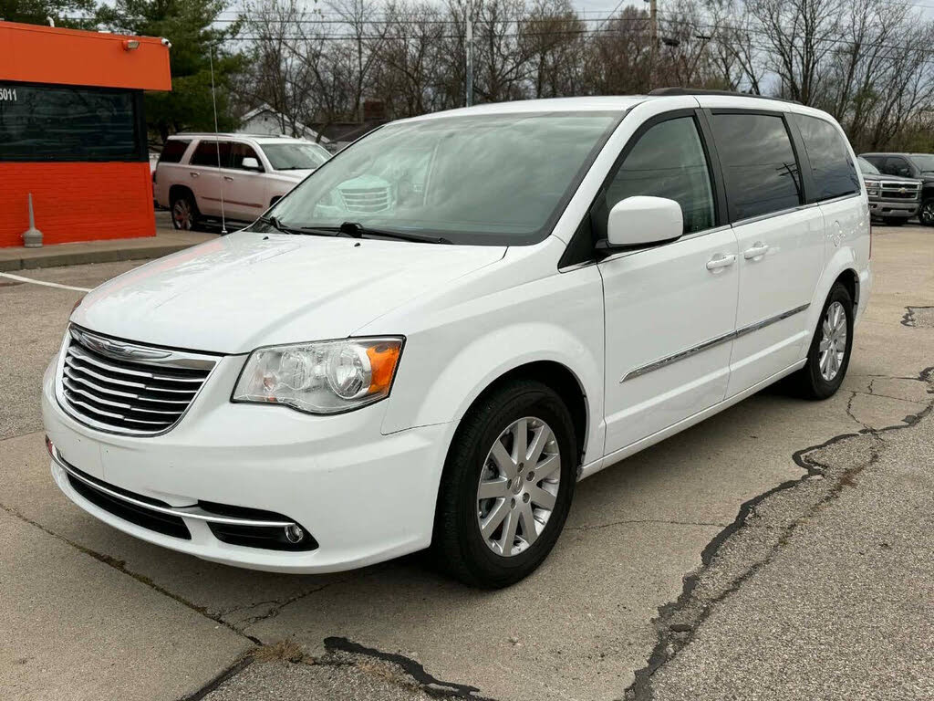 2016 Chrysler Town & Country Touring FWD