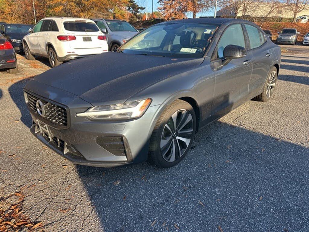 2022 Volvo S60 B5 Momentum FWD