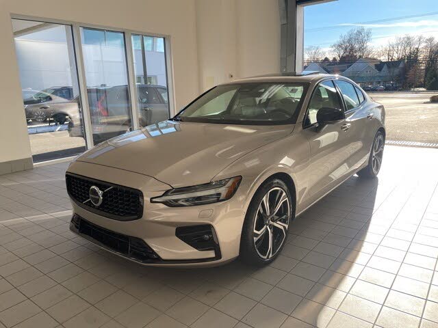 2024 Volvo S60 B5 Plus Dark Theme AWD